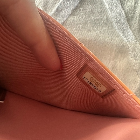 ✨RARE 💕🍑 CHANEL Peach w/ Pink interior Patent Leather WOC 🍑💕 - Picture 6 of 8